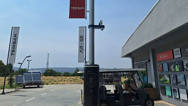 Sokak Aydınlatmaları Artık Sadece Işık Vermiyor: Şarj Ediyor, İnternet Bağlıyor