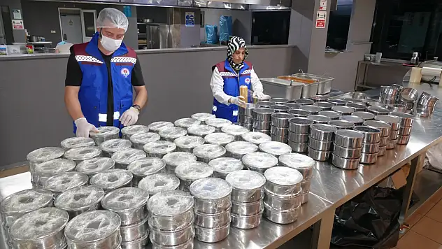 Trabzon Büyükşehir Belediyesi'nden İhtiyaç Sahiplerine Evde Sıcak Yemek Hizmeti