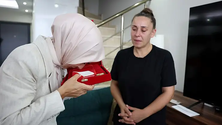 Cumhurbaşkanı Erdoğan'ın 'Terörsüz Türkiye' Mektubunu Şehit Ailesine Teslim Etti